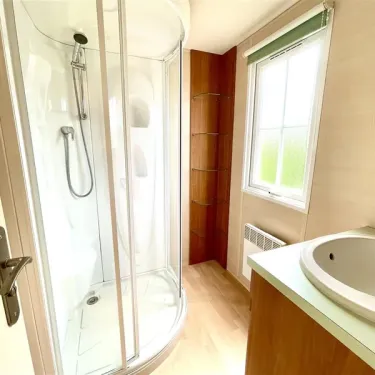 Mobil Home Moorea 2 Chambres 4 Personnes - Camping La Touesse : salle de bain avec douche, lavabo, fenêtre