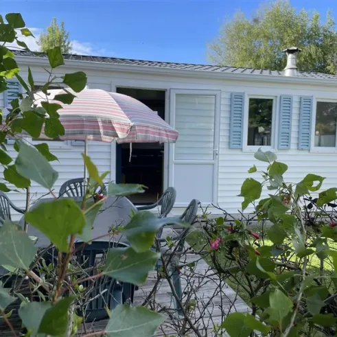 Mobil Home Ophéa 2 Chambres 4 Personnes - Camping La Touesse : extérieur avec table et parasol