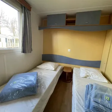 Mobil Home Ophéa 2 Chambres 4 Personnes - Camping La Touesse, chambre avec deux lits et placard mural