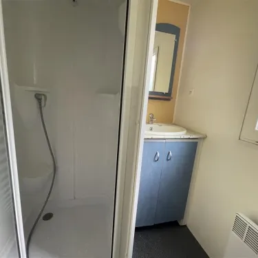 Mobil Home Ophéa 2 Chambres 4 Personnes - Camping La Touesse, salle de bain avec douche et lavabo