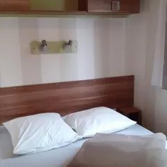 Mobil Home Ophéa 2 Chambres 4 Personnes Terrasse Semi-couverte - Camping La Touesse, lit double avec tête de lit en bois