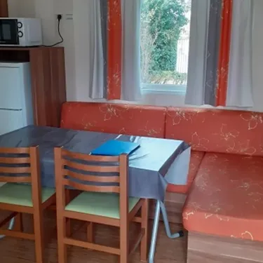 Mobil Home Ophéa : salle à manger avec canapé et table