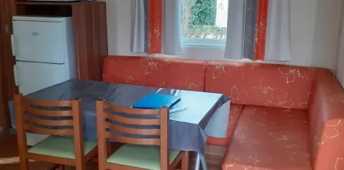 Mobil Home Ophéa : salle à manger avec canapé et table