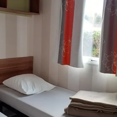 Mobil Home Ophéa : lit simple dans une chambre
