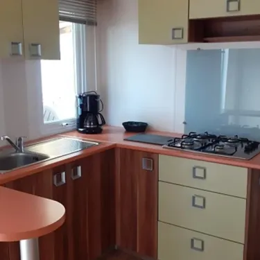 Mobil Home Ophéa : cuisine équipée avec four et lave-vaisselle