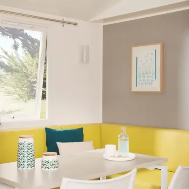 Mobil Home Samoa 2 Chambres 4 Personnes - Coin repas jaune - Camping La Touesse