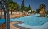 Piscine avec cascade au Camping Le Chêne Gris