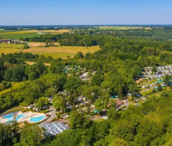Vue aérienne du Camping Le Chêne Gris entouré de forêts