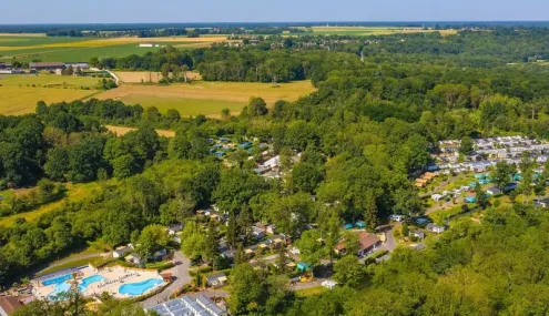 Vue aérienne du Camping Le Chêne Gris entouré de forêts