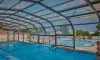 Piscine couverte Camping Le Chêne Gris avec enfants nageant.