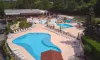 Vue aériale du camping avec piscines et chaises longues Camping Le Chêne Gris.