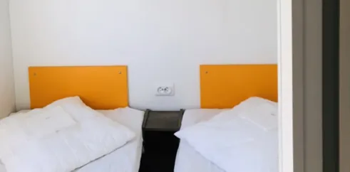 Chambre double avec lits et tête de lit orange - Mobil Home Premium - Camping Paradis de Rhuys
