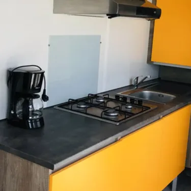 Cuisine équipée avec four à gaz, lave-vaisselle et cafetière - Mobil Home Premium - Camping Paradis de Rhuys