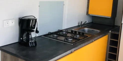 Cuisine équipée avec four à gaz, lave-vaisselle et cafetière - Mobil Home Premium - Camping Paradis de Rhuys