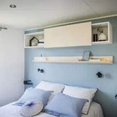 Chambre avec lit double et étagères murales du Mobil Home Premium 3 Chambres 6 Personnes 35m² - Camping Paradis de Rhuys