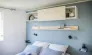 Chambre avec lit double et étagères murales du Mobil Home Premium 3 Chambres 6 Personnes 35m² - Camping Paradis de Rhuys