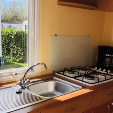 Cuisine de la tente avec évier et plaque à gaz - Camping Paradis de Rhuys