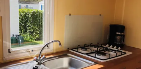 Cuisine de la tente avec évier et plaque à gaz - Camping Paradis de Rhuys
