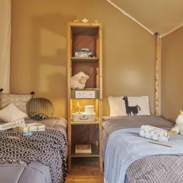 Chambre avec deux lits et étagère - Camping Paradis de Rhuys