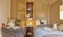 Chambre avec deux lits et étagère - Camping Paradis de Rhuys
