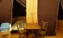 Tipi Confort 2 Chambres 4 Personnes - Camping Paradis de Rhuys : intérieur avec table et chaises en bois
