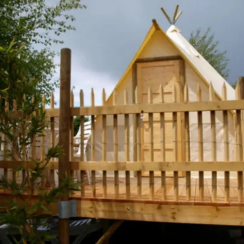 Tipi Confort 2 Chambres 4 Personnes - Camping Paradis de Rhuys : tipi en bois avec passerelle