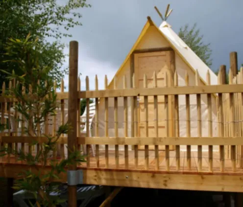 Tipi Confort 2 Chambres 4 Personnes - Camping Paradis de Rhuys : tipi en bois avec passerelle