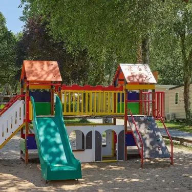 Camping Ty Nadan : aire de jeux pour enfants avec toboggan et escaliers