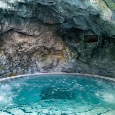 Camping Ty Nadan : piscine en grotte avec eau turquoise