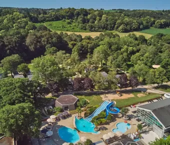 Camping Ty Nadan avec piscine et toboggan en milieu naturel
