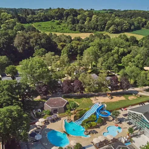 Camping Ty Nadan avec piscine et toboggan en milieu naturel