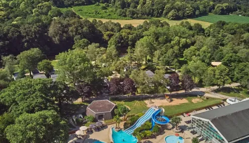 Camping Ty Nadan avec piscine et toboggan en milieu naturel
