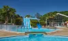Toboggan et piscine à Camping Ty Nadan sous un ciel bleu