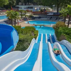Camping Ty Nadan - Piscine et toboggans aquatiques
