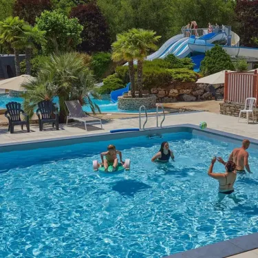 Camping Ty Nadan - Piscine avec enfants et toboggan