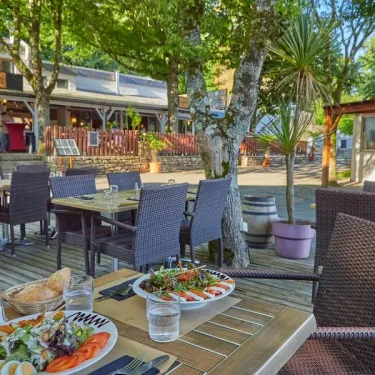 Photo camping Ty Nadan : table à manger en plein air avec repas