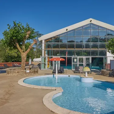 Photo camping Ty Nadan : piscine extérieure avec cabane en verre