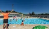 Camping Le Ried : enfants dans la piscine avec un adulte et un alligator gonflable