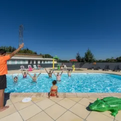 Camping Le Ried : enfants dans la piscine avec un adulte et un alligator gonflable