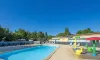 Camping Le Ried : piscine avec chaises longues et jeux aquatiques