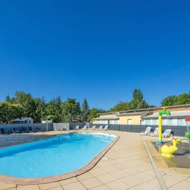 Camping Le Ried : piscine avec chaises longues et jeux aquatiques