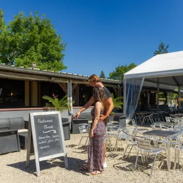 Camping Le Ried : terrasse extérieure avec table et chaises