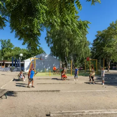 Camping Le Ried : enfants jouant au basket sur un terrain extérieur
