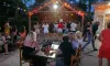 Camping Parc des Roches - soirée en plein air avec groupe dans une pergola illuminée