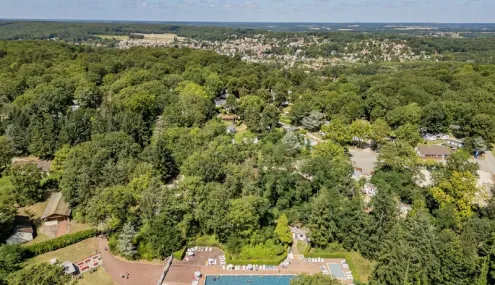 Camping Parc des Roches - vue aérienne du parc entouré de forêt