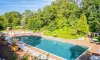 Camping Parc des Roches - piscine entourée de chaises longues