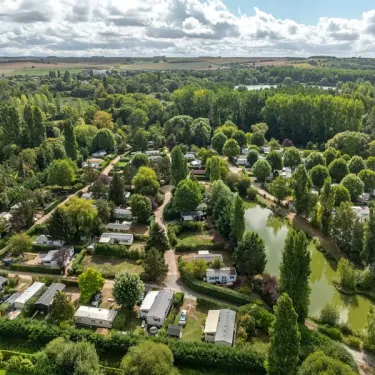 Camping Les Fontaines avec mobil-homes et étang