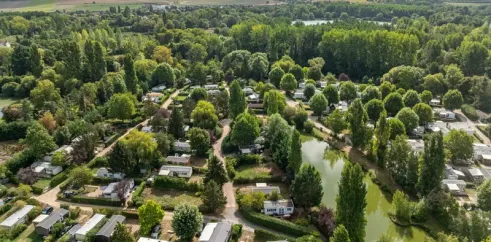 Camping Les Fontaines avec mobil-homes et étang