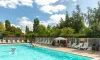 Photo Camping Les Fontaines : piscine avec chaises longues et parasols