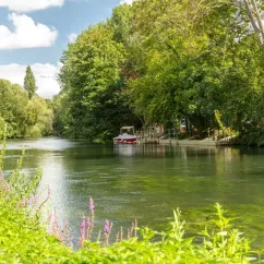 Photo Camping Les Fontaines : rivière avec bateau amarré